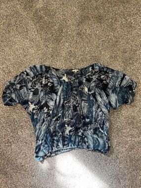 2 for $15 RW&CO. Navy Feather-Print Flowy Short Sleeve Top